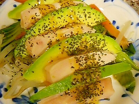 アボカドとスモークチキンの茹で野菜添え